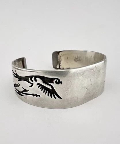 ART BATALA HOPI STERLING SILVER FLYING BIRD CORNSTALK OVERLAY CUFF BRACELET 56G: Vintage Art Batala Hopi Sterling Silver Flying Bird & Cornstalk Overlay Cuff Bracelet 56g Cuff is 6 1/4" tip to Tip and has a 1" Wide Adjustable Gap Cuff Is 7/8" Wide In the Center Weight is 56.1 Gram