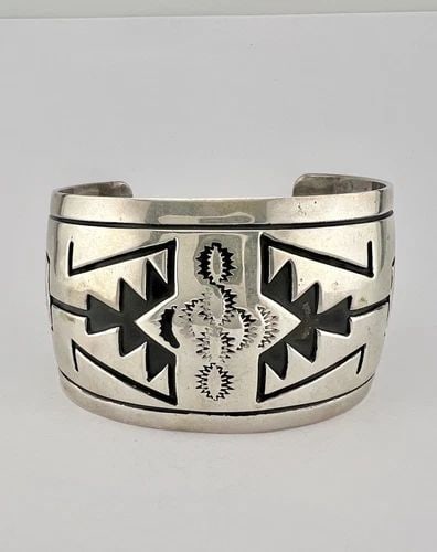 HUGE TOM BILLY NAVAJO STERLING SILVER TRIBAL OVERLAY STAMPED CUFF BRACELET 72G (1 of 2)
