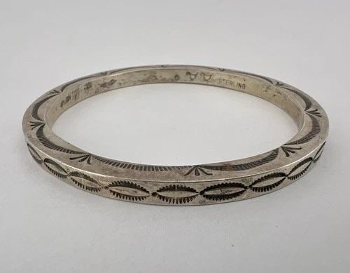 VTG NAVAJO HAND WROUGHT STERLING SILVER DEEP STAMPED BANGLE BRACELET 67.2G (1 of 2)