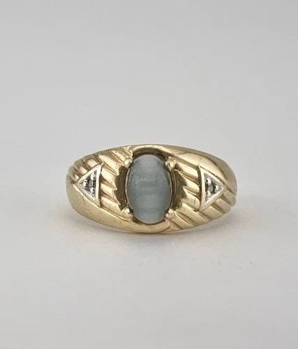 VINTAGE 14K YELLOW GOLD CABOCHON BLACK STAR SAPPHIRE & DIAMOND MEN'S RING: VINTAGE 14K YELLOW GOLD CABOCHON BLACK STAR SAPPHIRE & DIAMOND MEN'S RING Vintage 14k Yellow Gold Cabochon Black Star Sapphire & Diamond Men's Ring Ring Size 10 - Can Be Re Sized Weight is 3.5 Grams o