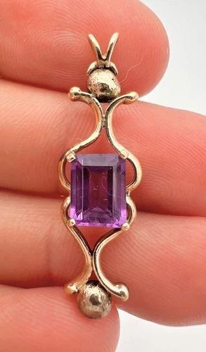 VINTAGE 14K YELLOW GOLD EMERALD CUT PURPLE AMETHYST LONG BAR PENDANT 3.5G: VINTAGE 14K YELLOW GOLD EMERALD CUT PURPLE AMETHYST LONG BAR PENDANT 3.5G Vintage 14k Yellow Gold Emerald Cut Purple Amethyst Long Bar Pendant 3.5g Size: 1 3/8" Tall By Just Under 1/2" Wide Weight is 