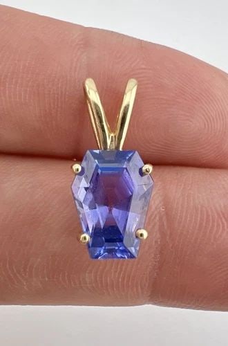 RARE DESIGNER 14K YELLOW GOLD NATURAL COFFIN CASKET CUT TANZANITE PENDANT: RARE DESIGNER 14K YELLOW GOLD NATURAL COFFIN CASKET CUT TANZANITE PENDANT RARE Designer 14k Yellow Gold Natural Coffin Casket Cut Tanzanite Pendant Size: 3/4" Tall with Bail by Over 1/4" Wide In the M