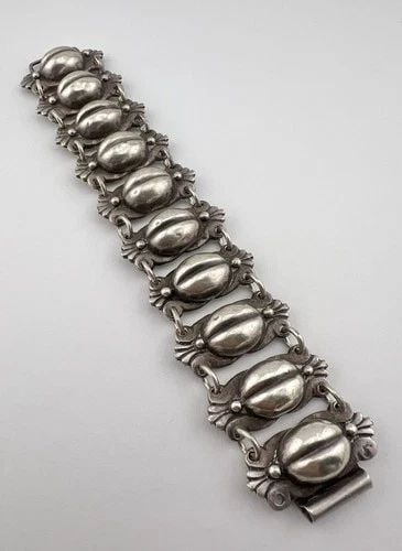 VINTAGE CASA PRIETO TAXCO MEXICO STERLING SILVER COFFEE BEAN LINK BRACELET 99.2G: Vintage CASA PRIETO Taxco Mexico Sterling Silver Coffee Bean Link Bracelet 99.2g Size: 7 1/2" Long - Max Wearable Length Bracelet is Just Under 1 1/2" Wide Metal: Sterling Silver Weight is 99.2 Grams 