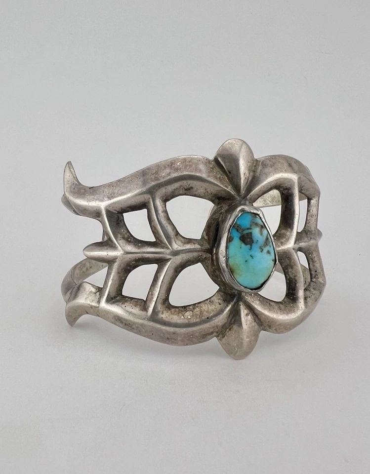 VTG NAVAJO SANDCAST STERLING SILVER HIGH GRADE FOX TURQUOISE CUFF BRACELET 41.3G: Vtg Navajo Sandcast Sterling Silver High Grade Fox Turquoise Cuff Bracelet 41.3g Cuff is A Tad Over 5" tip to Tip and has an About 1" Wide Gap Cuff Is 1 5/8" Wide In the Center Weight is 41.3 Grams on