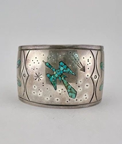 VTG NAVAJO STERLING SILVER CHIP TURQUOISE CORAL PEYOTE BIRD CUFF BRACELET 69.5G: Vtg Navajo Sterling Silver Chip Turquoise Coral PEYOTE BIRD Cuff Bracelet 69.5g Cuff is 5 3/8" tip to Tip and has a 1 3/8" Wide Gap Cuff Is 1 5/8" Wide In the Center Weight is 69.5 Grams on my scale T