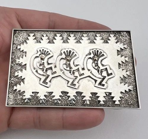 VTG NAVAJO STERLING SILVER & 14K GOLD KOKOPELLI OVERLAY BELT BUCKLE 3 1/4" -64G: VTG NAVAJO STERLING SILVER & 14K GOLD KOKOPELLI OVERLAY BELT BUCKLE 3 1/4" -64G Vtg Navajo Sterling Silver & 14k Gold Kokopelli Overlay Belt Buckle 3 1/4" -64g Size: 3 1/4" Wide By 2" Tall Weight is 6