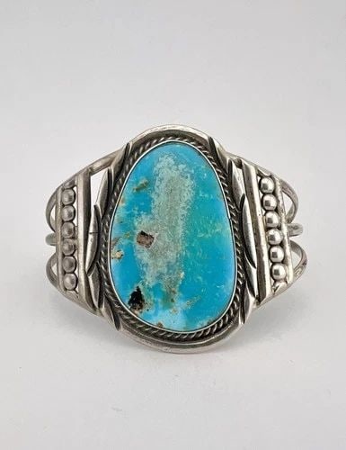 HUGE VTG NAVAJO STERLING SILVER NATURAL KINGMAN TURQUOISE CUFF BRACELET 49.5G: HUGE VTG NAVAJO STERLING SILVER NATURAL KINGMAN TURQUOISE CUFF BRACELET 49.5G HUGE Vtg Navajo Sterling Silver NATURAL Kingman Turquoise Cuff Bracelet 49.5g Cuff is 6 1/4" tip to Tip and has a 1 1/8" W