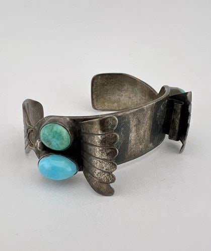 OLD PAWN NAVAJO STERLING SILVER GREEN TURQUOISE STAMPED WATCH CUFF BRACELET -49G: OLD Pawn Navajo Sterling Silver Green Turquoise Stamped Watch Cuff Bracelet -49g Cuff is 5 3/8" tip to Tip and has a 1 1/8" Wide Adjustable Gap Cuff Is 3/4" Wide In the Center Weight is 49.0 Grams on 