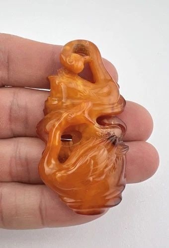 ANTIQUE CHINESE 14K GOLD & CARVED BUTTERSCOTCH AMBER TWO SWANS PENDANT 9.1G (1 of 1)