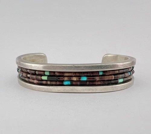RARE VINTAGE NAVAJO STERLING SILVER 3 ROLLED HAND CUT HEISHI CUFF BRACELET: RARE VINTAGE NAVAJO STERLING SILVER 3 ROLLED HAND CUT HEISHI CUFF BRACELET RARE Vintage Navajo Sterling Silver 3 Rolled Hand Cut Heishi Cuff Bracelet Cuff is 5" tip to Tip and has a 1 1/2" Wide Gap Cu