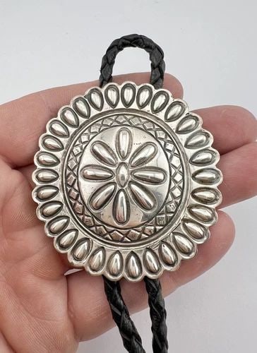 VTG NAVAJO STERLING SILVER DEEP STAMPED OVAL CONCHO BOLO TIE 2 3/8" (1 of 1)