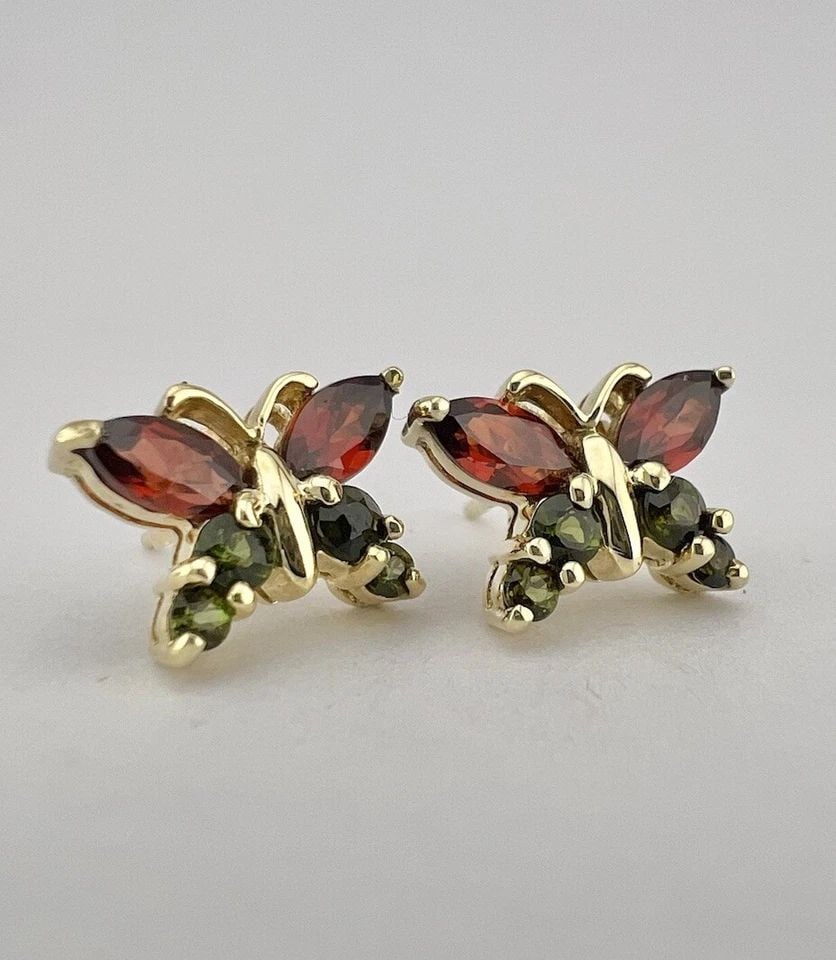 DESIGNER 14K YELLOW GOLD GREEN & RED GARNET BUTTERFLY POST STUD EARRINGS: DESIGNER 14K YELLOW GOLD GREEN & RED GARNET BUTTERFLY POST STUD EARRINGS Designer 14K Yellow Gold Green & Red Garnet Butterfly Post Stud Earrings Size: 3/8" (8mm) Tall & 1/2" (12mm) Wide Metal: 14k Ye
