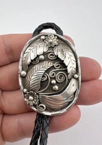 VINTAGE NAVAJO STERLING SILVER DETAILED STAMPED FEATHER OVAL CONCHO BOLO TIE 2" (1 of 2)