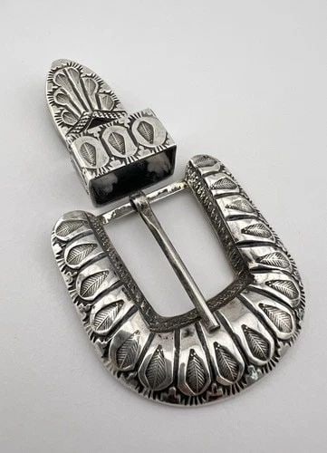 VINTAGE NAVAJO STERLING SILVER DEEP STAMPED 3 PIECE RANGER BELT BUCKLE 38.8G: VINTAGE NAVAJO STERLING SILVER DEEP STAMPED 3 PIECE RANGER BELT BUCKLE 38.8G Vintage Navajo Sterling Silver Deep Stamped 3 Piece Ranger Belt Buckle 38.8g Buckle Size: 1 7/8" Tall By About 2" Wide Slid