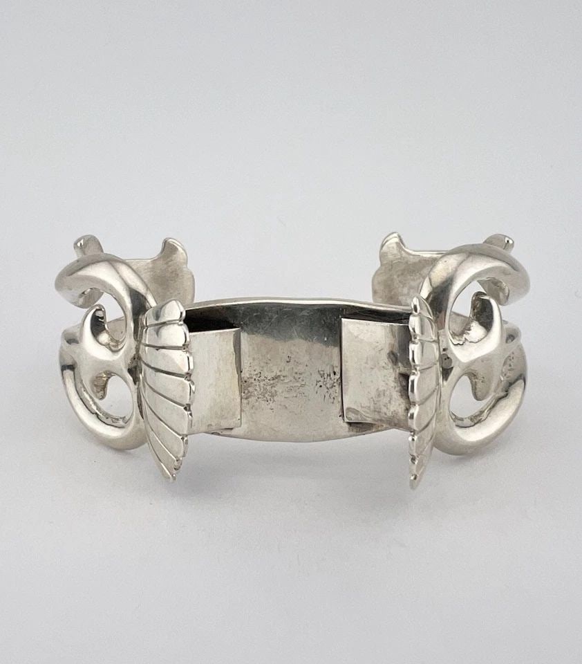 VTG FELIX JOE NAVAJO SANDCAST STERLING SILVER WOMEN'S CUFF WATCH BRACELET 45G: VTG FELIX JOE NAVAJO SANDCAST STERLING SILVER WOMEN'S CUFF WATCH BRACELET 45G Vtg Felix Joe Navajo Sandcast Sterling Silver Women's Cuff Watch Bracelet 45g Cuff is 5 1/8" tip to Tip and has an Around 