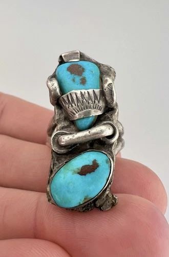 VINTAGE NAVAJO STERLING SILVER BLUE GEM TURQUOISE STAMPED 3D RING 19G: VINTAGE NAVAJO STERLING SILVER BLUE GEM TURQUOISE STAMPED 3D RING 19G Vintage Navajo Sterling Silver Blue Gem Turquoise Stamped 3D Ring 19g Ring Size: 8 - Can Be Re Sized Weight is 19.0 Grams on my sc