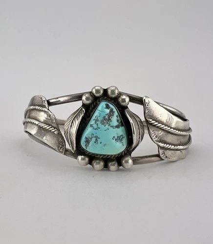 VTG JG NAVAJO STERLING SILVER KINGMAN TURQUOISE STAMPED WOMEN'S CUFF BRACELET: Vtg JG Navajo Sterling Silver Kingman Turquoise Stamped Women's Cuff Bracelet Cuff is 5 1/8" tip to Tip and has a 1" Wide Adjustable Gap Cuff Is 1 1/8" Wide In the Center Weight is 25.2 Grams on my sc