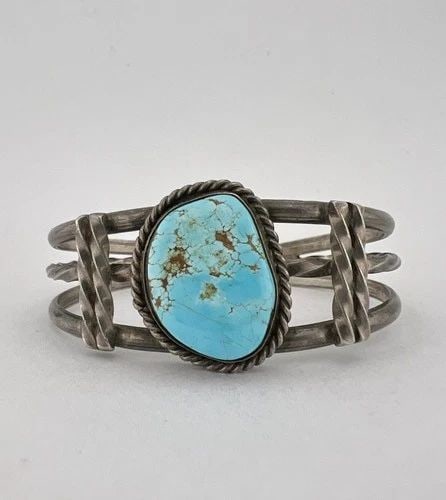 VINTAGE NAVAJO STERLING SILVER HIGH GRADE ROYSTON TURQUOISE CUFF BRACELET: VINTAGE NAVAJO STERLING SILVER HIGH GRADE ROYSTON TURQUOISE CUFF BRACELET Vintage Navajo Sterling Silver High Grade Royston Turquoise Cuff Bracelet Cuff is 5 1/8" tip to Tip and has a 1" Wide Adjustab