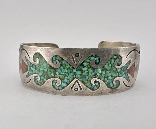 VTG NAVAJO STERLING SILVER CRUSHED CHIP TURQUOISE & CORAL FLUSH CUFF BRACELET: VTG NAVAJO STERLING SILVER CRUSHED CHIP TURQUOISE & CORAL FLUSH CUFF BRACELET Vtg Navajo Sterling Silver Crushed Chip Turquoise & Coral Flush Cuff Bracelet Cuff is 5 1/8" tip to Tip and has a 7/8" Wid