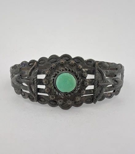 FRED HARVEY ERA NAVAJO STERLING SILVER CERRILLOS TURQUOISE ARROW CUFF BRACELET: FRED HARVEY ERA NAVAJO STERLING SILVER CERRILLOS TURQUOISE ARROW CUFF BRACELET Vtg Fred Harvey Era Navajo Sterling Silver Cerrillos Turquoise Stamped Arrow Cuff Bracelet Cuff is 5 1/2" tip to Tip and 