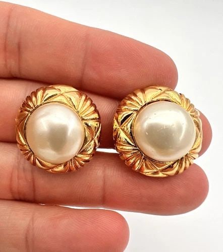VINTAGE AUTHENTIC CHANEL 14MM MABE PEARL GOLD TONE QUILTED CLIP ON EARRINGS (1 of 2)