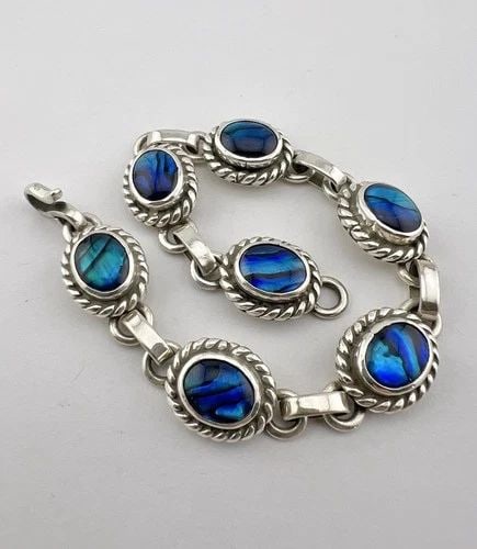 VTG NAVAJO STERLING SILVER ABALONE OVAL TWIST ROPE CONCHO LINK BRACELET 28.6G: Vtg Navajo Sterling Silver Abalone Oval Twist Rope Concho Link Bracelet 28.6g Size: 7 7/8" Long Tip To Tip Bracelet Is 1/2" Wide Metal: Sterling Silver Weight is 28.6 Grams on my scale In Great Condit