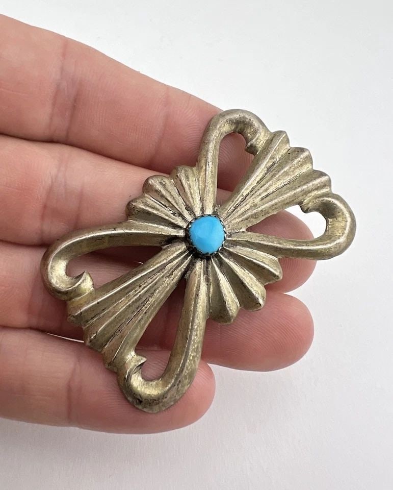 VTG NAVAJO SANDCAST STERLING SILVER KINGMAN TURQUOISE CONCHO BROOCH PIN 2.25": Vtg Navajo Sandcast Sterling Silver Kingman Turquoise Concho Brooch Pin 2.25" Size: 1 3/8" Tall & About 2 1/4" Wide Metal: Sterling Silver Weight is 21.2 Grams on my scale Amazing Natural Blue Webbed 
