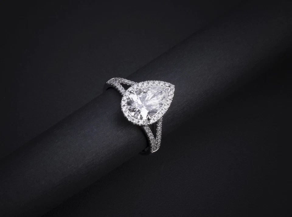 LAB-GROWN 1.99 CARAT PEAR D-VVS2 DIAMOND 14K WHITE GOLD SPLIT SHANK RING: LAB-GROWN 1.99 CARAT PEAR D-VVS2 DIAMOND 14K WHITE GOLD SPLIT SHANK RING PRODUCT DESCRIPTION Title: High-quality Brand-New Echo Friendly Elegant Lab-Grown 1.99 Carat Pear D-VVS2 Diamond 14K White Gold