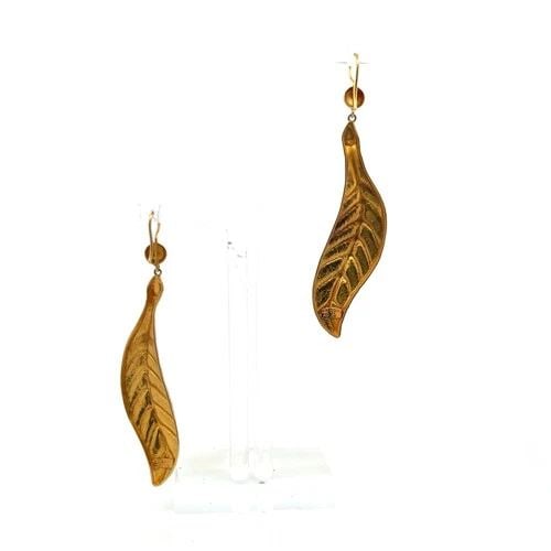 TIFFANY & CO. 18K YELLOW GOLD SCULPTED LEAF PIN BROOCH – VINTAGE ESTATE PIECE: TIFFANY & CO. 18K YELLOW GOLD SCULPTED LEAF PIN BROOCH – VINTAGE ESTATE PIECE Designer: Tiffany & Co Title: This vintage Tiffany & Co. pin brooch is crafted in rich 18-karat yellow gold and designed