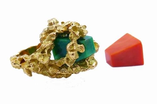MID-CENTURY CHAUMET RING 18K GOLD CORAL JADE FRENCH MODERNIST JEWELRY: MID-CENTURY CHAUMET RING 18K GOLD CORAL JADE FRENCH MODERNIST JEWELRY VK ATOO Mid-Century CHAUMET 18 karat Yellow Gold Coral Jade Interchangeable Ring A unique Modernist ring by Chaumet, Paris made of