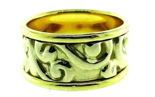 MILROS ITALY 18K TWO TONE BAND RING VINTAGE: MILROS ITALY 18K TWO TONE BAND RING VINTAGE Italian 14k Two Tone Band Ring This is a must for a collector. The weight is 4 grams. The height is 3/8 inches. The ring size is between 7.25 and 7.50.