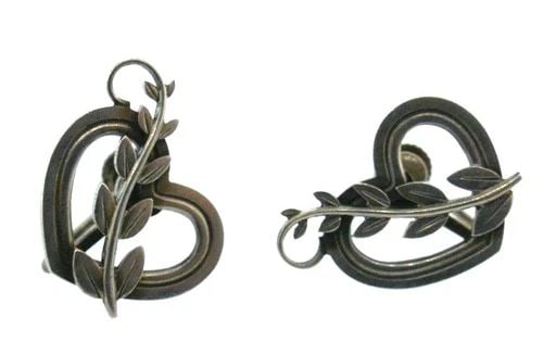 GEORGE JENSEN STERLING SILVER HEART SCREW BACK EARRINGS VINTAGE: GEORGE JENSEN STERLING SILVER HEART SCREW BACK EARRINGS VINTAGE Georg Jensen Sterling Silver Screw Back Heart Earrings This is a must for a collector! The weight is 6.1 grams. The height is 3/4 of an 
