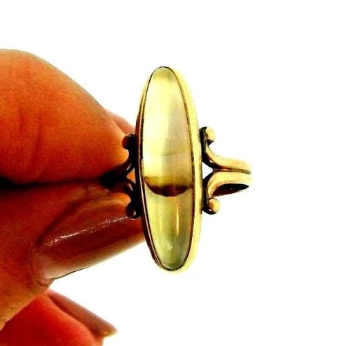 UNIQUE VICTORIAN 10K YELLOW GOLD & MOTH AGATE RING: UNIQUE VICTORIAN 10K YELLOW GOLD & MOTH AGATE RING 10k Yellow Gold & Moth Agate Ring Victorian This is a must for a collector. The weight is 1.9grams. The height is 7/8 of an inch. The width is 3/16 o
