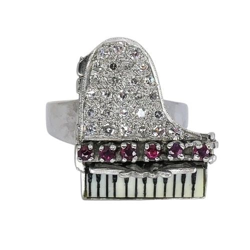 VINTAGE 14K GOLD GRAND PIANO DIAMOND GEMSTONE RING: VINTAGE 14K GOLD GRAND PIANO DIAMOND GEMSTONE RING MATERIALS 14k Gold GEMSTONE Diamond WEIGHT 12.7 Grams MEASUREMENTS 13/16" x 15/16" RING SIZE 10.75 HALLMARKS 14K ITEM DETAILS Vintage 14k Gold Grand 