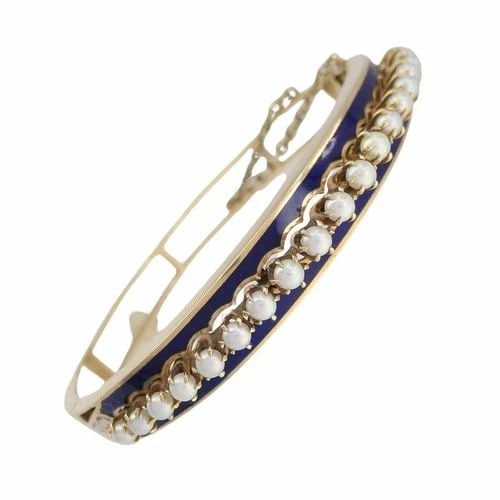 VICTORIAN 14K GOLD PEARL ENAMEL HINGE BANGLE BRACELET: VICTORIAN 14K GOLD PEARL ENAMEL HINGE BANGLE BRACELET KL UOOO This bracelet is an antique Victorian bangle dating to the late 19th century, crafted in yellow gold with a hinged construction and safety
