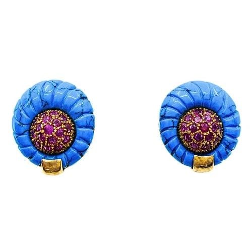 VINTAGE 18K GOLD CARVED TURQUOISE PAVE RUBY DOME STUD EARRINGS: VINTAGE 18K GOLD CARVED TURQUOISE PAVE RUBY DOME STUD EARRINGS CIRCA Late 20th Century MATERIALS 18k Gold GEMSTONE Turquoise, Ruby WEIGHT 22.3 Grams MEASUREMENTS 3/4" x 7/8" HALLMARKS 750 ITEM DETAILS
