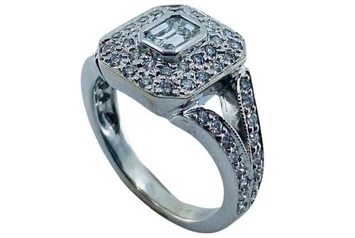 KWIAT DIAMOND RING 18K WHITE GOLD: KWIAT DIAMOND RING 18K WHITE GOLD Product details: DESIGNER: Kwiat CIRCA: 1990’s MATERIALS: 18k White Gold GEMSTONE: Round Brilliant Cut Diamond WEIGHT: 6.1 grams RING SIZE: 5.5 ITEM DETAILS: A clas