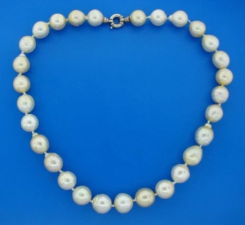 SOUTH SEA PEARL STRAND NECKLACE 13-15 MM 19.5 INCHES: SOUTH SEA PEARL STRAND NECKLACE 13-15 MM 19.5 INCHES South Sea Pearl Necklace Materials: 29 South Sea pearls Color – white, cream, light golden White metal clasp Measurements: Length: 19.5” Si
