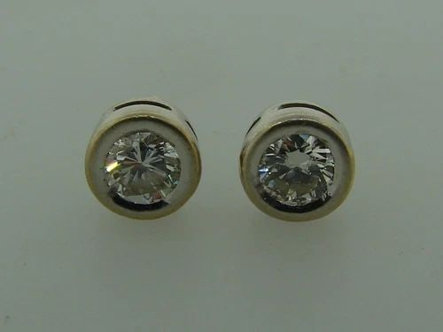 CHIC ROUND DIAMOND WHITE GOLD STUD EARRINGS STUDS PERFECT GIFT: CHIC ROUND DIAMOND WHITE GOLD STUD EARRINGS STUDS PERFECT GIFT Diamond & White Gold Stud Earrings Wonderful MUST HAVE stud earrings that are a great addition to your collection. Weight is 2.4 grams. M
