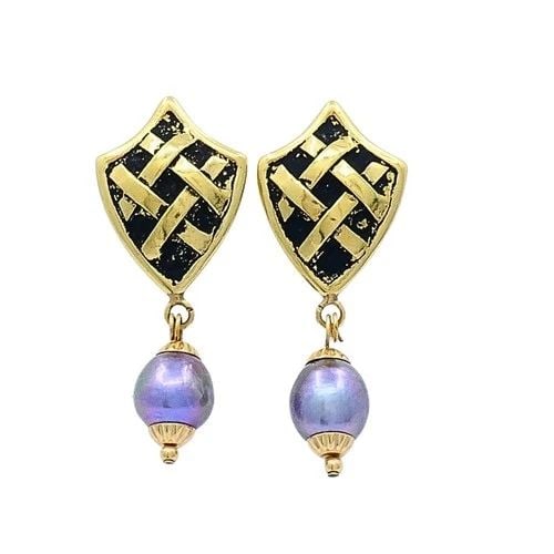 18K GOLD TAHITIAN PEARL DROP EARRINGS: 18K GOLD TAHITIAN PEARL DROP EARRINGS CIRCA: 1990’s MATERIALS: 18k Gold, Enamel GEMSTONE: Pearl WEIGHT: 12.5 Grams MEASUREMENTS: 5/8" x 1 1/2" ITEM DETAILS: 18K Gold Tahitian Pearl Drop Earrings The
