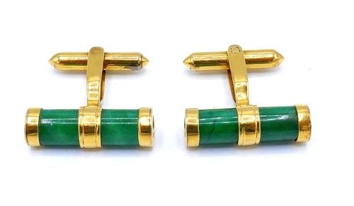 VINTAGE 14K YELLOW GOLD JADE CUFFLINKS: VINTAGE 14K YELLOW GOLD JADE CUFFLINKS Vintage 14k Yellow Gold Jade Cufflinks Stamped with a hallmark for 14 gold Measurements: 7/8" H x 7/8" W Total weight is 7.5 grams In excellent condition; wear c
