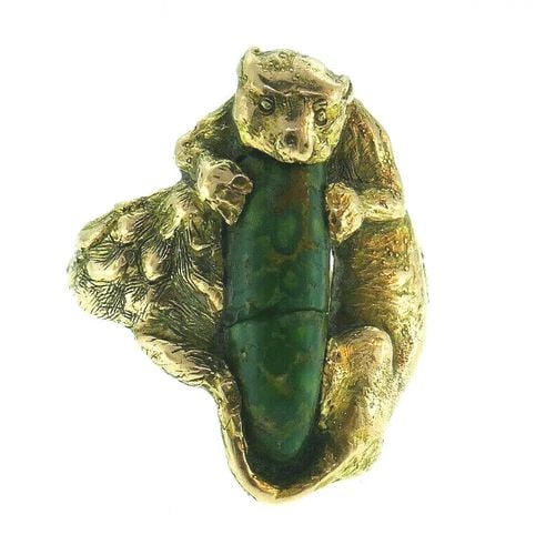 VICTORIAN 14K YELLOW GOLD ARIZONA TURQUOISE PANTHERE RING: VICTORIAN 14K YELLOW GOLD ARIZONA TURQUOISE PANTHERE RING NS TT0 Unusual and cute Victorian ring -- a panther holding an Arizona turquoise stone Stamped with a hallmark for 14k gold Measurements: 7/8"