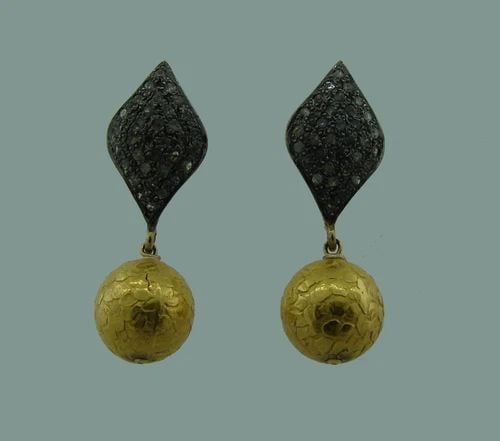SWEET ROSE CUT DIAMOND SILVER YELLOW GOLD PLATED EARRINGS: SWEET ROSE CUT DIAMOND SILVER YELLOW GOLD PLATED EARRINGS Rose Cut Diamond, Silver & Yellow Gold Plated Earrings Wonderful earrings that are a great addition to your collection. Weight is 4.8 grams. M