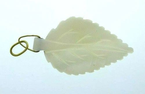TRENDY 14K YELLOW GOLD & MOTHER OF PEARL LEAF CHARM / PENDANT MODERN: TRENDY 14K YELLOW GOLD & MOTHER OF PEARL LEAF CHARM / PENDANT MODERN Mother of Pearl & 14k Yellow Gold Leaf Charm / Pedant Trendy and Modern This is a must for a collector. The weight is 2.1 grams.