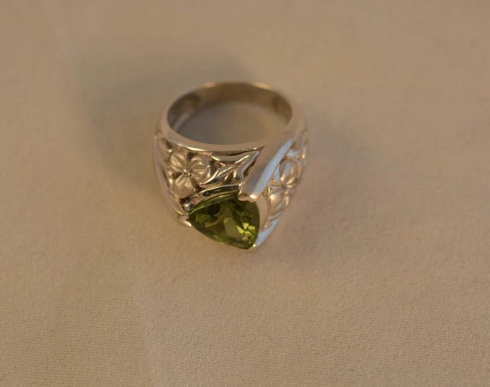 14K SOLID WHITE GOLD WOMEN'S RING BRILLIANT CUT GREEN 5+ CARAT DIAPOSIDE SZ 7: 14K SOLID WHITE GOLD WOMEN'S RING BRILLIANT CUT GREEN 5+ CARAT DIAPOSIDE SZ 7 Item Description: This is a 14 Karat white gold ring set with a triangular brilliant cut green Diaposide. It comes with th