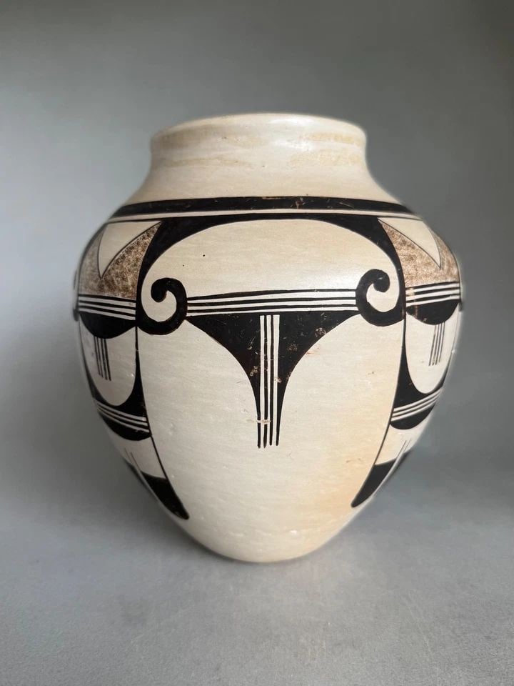 VINTAGE HELEN NAHA 1922-1993 HOPI FEATHER WOMAN OLLA POT 7" TALL: VINTAGE HELEN NAHA 1922-1993 HOPI FEATHER WOMAN OLLA POT 7" TALL Vintage Hopi Feather Woman Pot Helen Naha ..7" Tall x 6" Wide ..Good Original Condition ..Light staining around the rim ..Looks like le