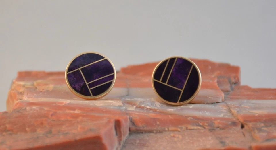 VTG KABANA DESIGNER 14 KARAT YELLOW GOLD DARK BLUE INLAY EARRINGS .5" CIRCLES: VTG KABANA DESIGNER 14 KARAT YELLOW GOLD DARK BLUE INLAY EARRINGS .5" CIRCLES This is a beautifully crafted pair of 14 karat gold earrings with sugilite inlay. The earrings measure 1/2" across. They a