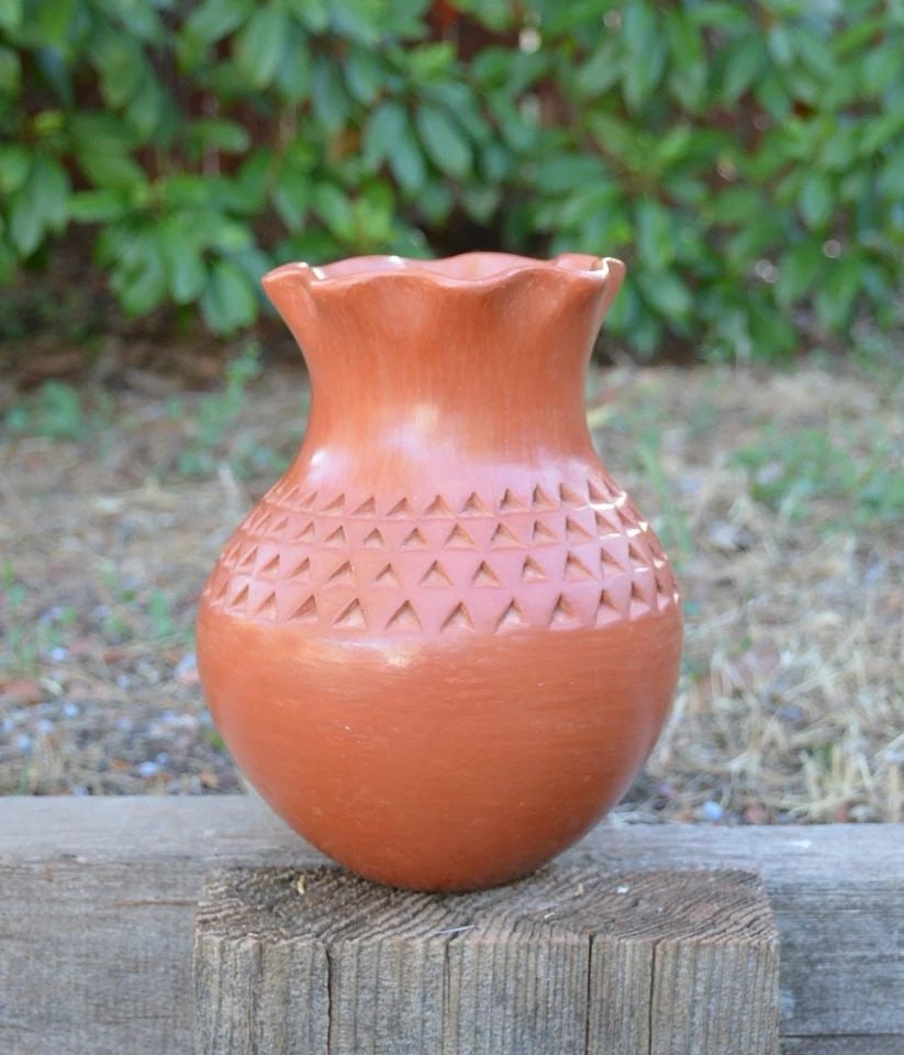 VINTAGE HOPI OLLA POT - CORRUGATED W. LOVELY FLARED RIM - VERNA NAHEE 1902-1981: VINTAGE HOPI OLLA POT - CORRUGATED W. LOVELY FLARED RIM - VERNA NAHEE 1902-1981 This olla pot has corrugated decoration with a lovely flared rim. It is 8" tall by 6" across. It was made by traditional