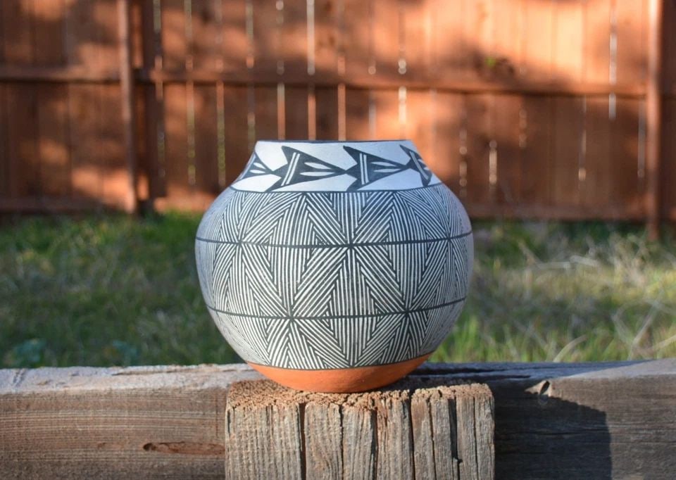 VINTAGE ACOMA PUEBLO OLLA POT - FINE LINE DESIGN W. SQUASH BLOSSOM RIM - 8" (1 of 2)