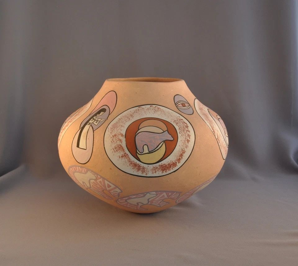 VTG HAND COILED OLLA PUEBLO POT MICACEOUS CLAY - BEAR AND MAIDEN SYMBOLS SIGNED: VTG HAND COILED OLLA PUEBLO POT MICACEOUS CLAY - BEAR AND MAIDEN SYMBOLS SIGNED Item Description: 7 1/4" Tall and 9 " Wide Signed on bottom .. Great condition ..